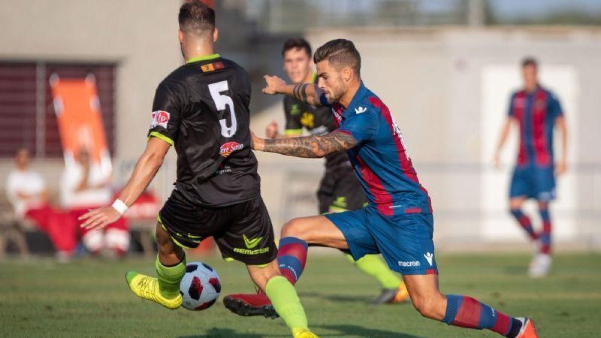 Lance del partido entre el Atlético Levante y el Teruel-UD ATLETICO LEVANTE