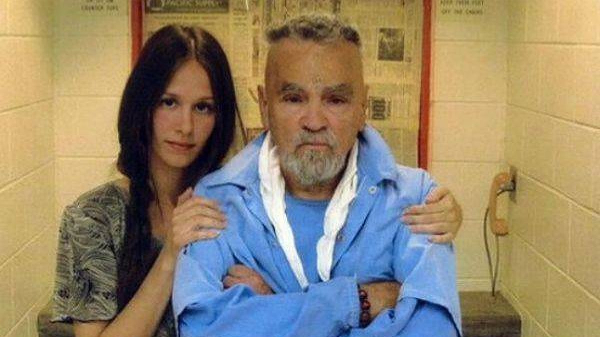 Manson junto a Afton Elaine Burton, en una de sus visitas en el presidio.-Foto: MANSONDIRECT.COM / POLARIS