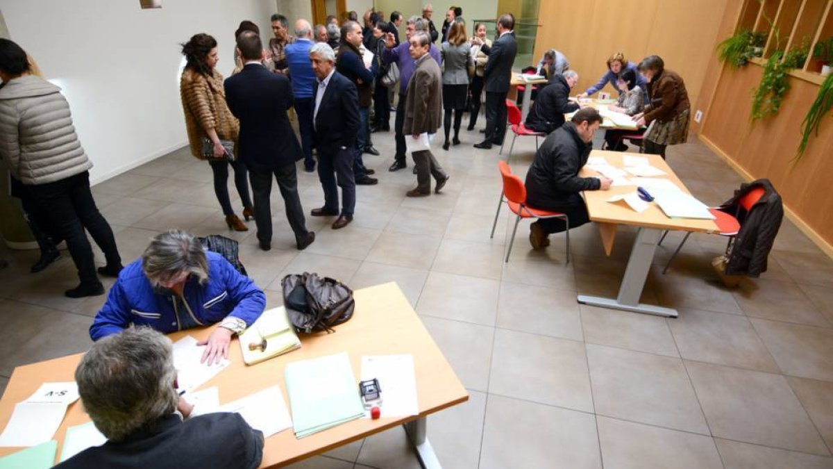 Alcaldes rubricando ayer la documentación en las dependencias de la Delegación Territorial de la Junta.-ÁLVARO MARTÍNEZ