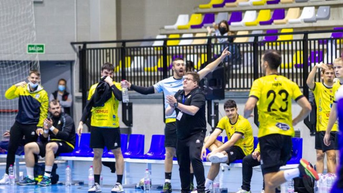Jordi Lluelles no renuncia a nada en el duelo copero ante Nava. HDS