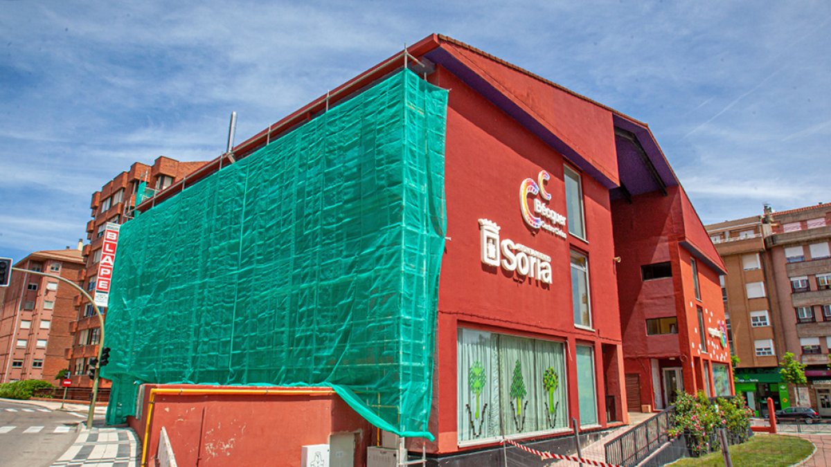 Obras en el Centro Bécquer tras los daños de Filomena. MARIO TEJEDOR