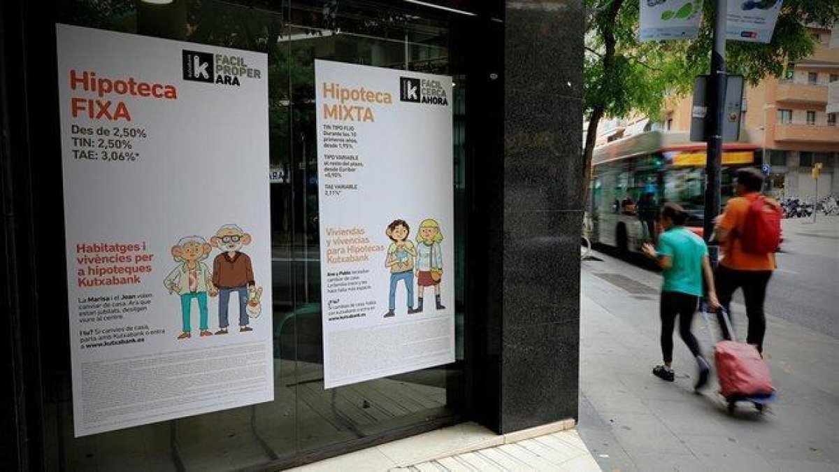 Oficina de Kutxabank con publicidad sobre hipotecas.-FERRAN NADEU