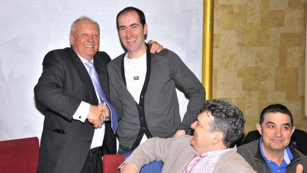 Catalán y Gonzalo se dan un apretón de manos tras anunciarse el relevo.-Valentín Guisande