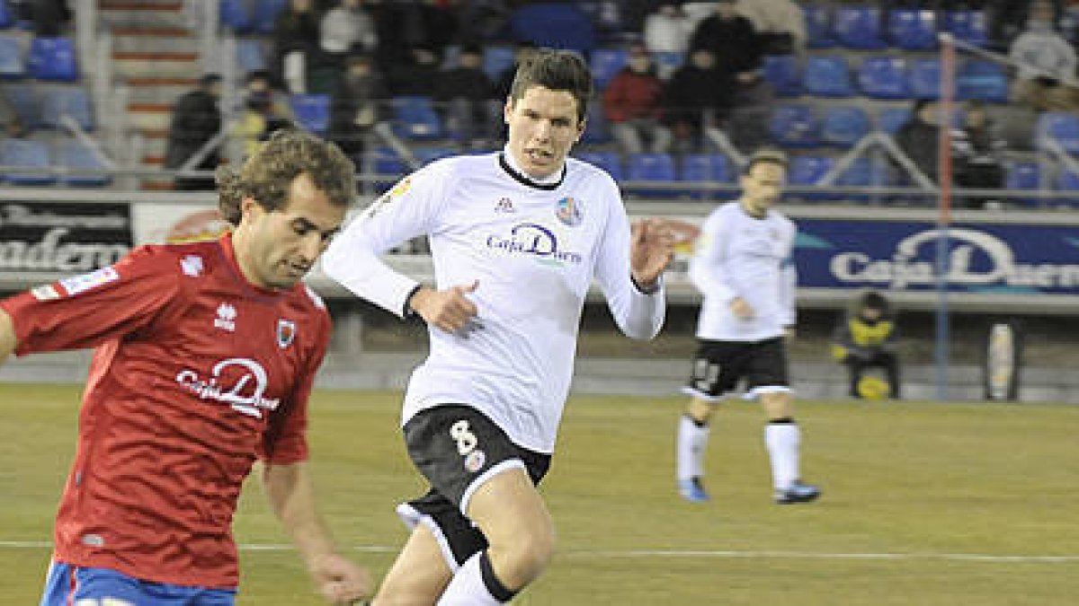 Héctor Yuste persigue a Barkero en el encuentro de esta temporada ante el Salamanca jugado en Los Pajaritos. / ÚRSULA SIERRA-