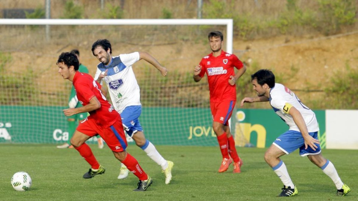 Un jugador del Numancia B conduce un balón durante el partido del pasado sábado ante el Almazán.-DIEGO MAYOR