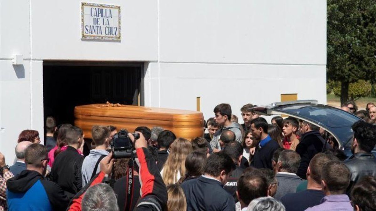 El entierro del joven piloto Marcos Garrido congregó a cientos de aficionados en Rota, Cádiz.-EFE / RAÚL CARO