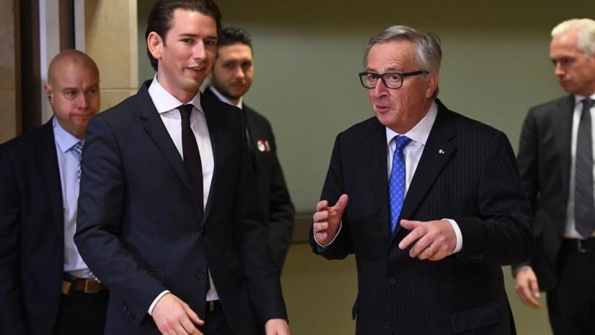 Jean-Claude Juncker (derecha) y Sebastian Kurz, a la llegada del nuevo canciller austriaco a la Comisión Europea, en Bruselas, el 19 de diciembre.-/ AFP / EMMANUEL DUNAND