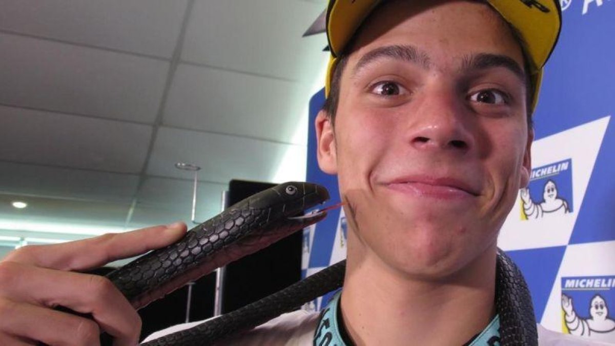 Joan Mir posó, el jueves, con una serpiente pitón de verdad y hoy, en la celebración, apareció con una de plástico.-EMILIO PÉREZ DE ROZAS