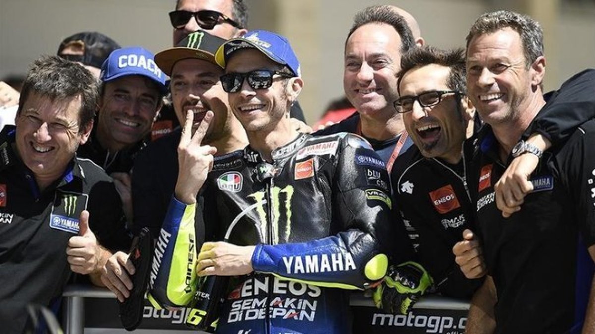 Valentino Rossi (Yamaha) celebra con los miembros de su equipo y amigos el segundo puesto en la parrilla de Austin.-MONSTER YAMAHA MEDIA