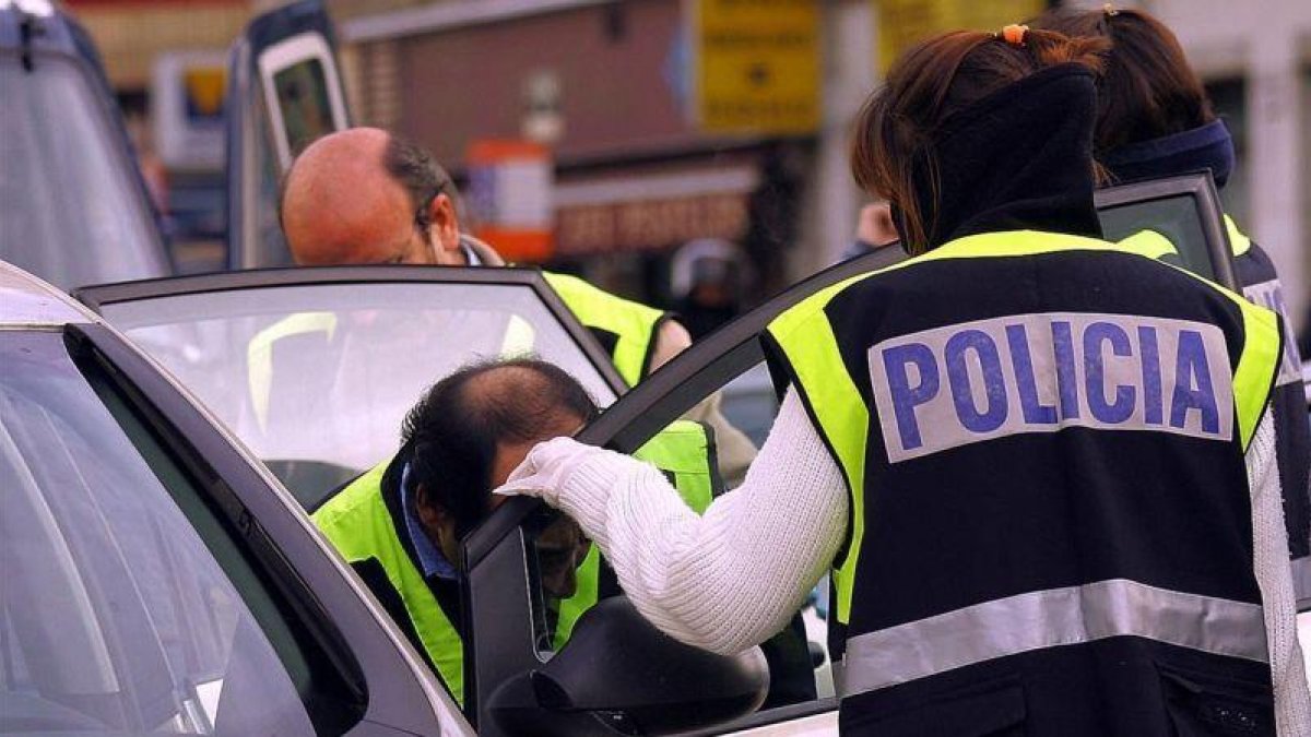 Imagen de archivo de una actuación policial contra una célula terrorista.-EL PERIÓDICO