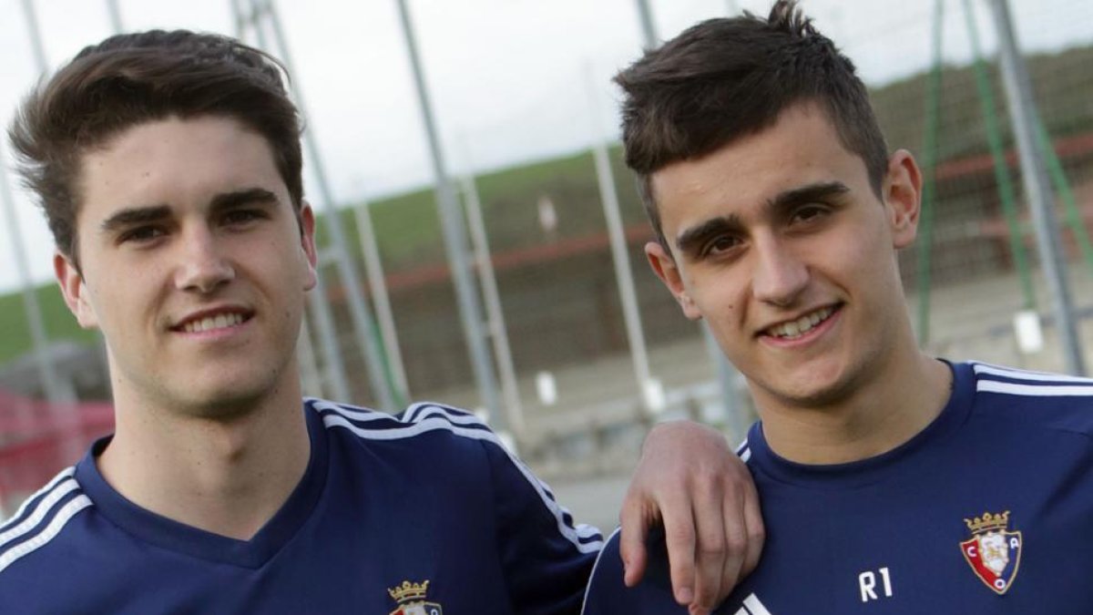 El olvegueño Javi Martínez, a la izquierda de la imagen, junto a un compañero de Osasuna Promesas.-DIARIO DE NAVARRA