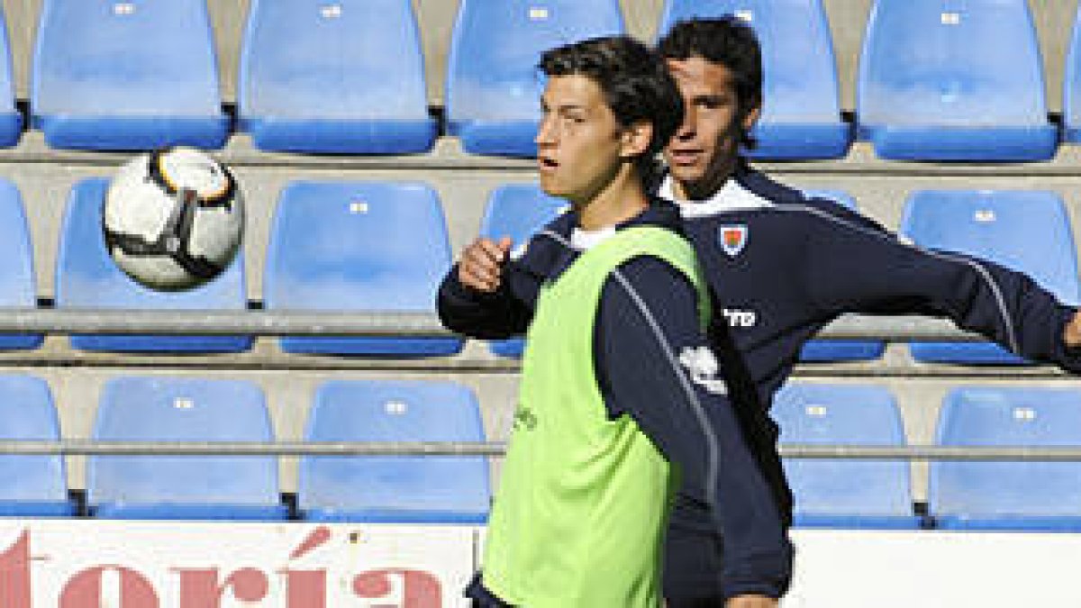 Héctor Ladero durante un entrenamiento de hace dos temporadas con la primera plantilla rojilla. / VALENTÍN GUISANDE-