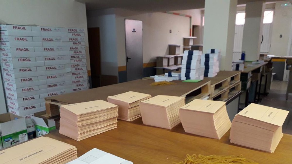 Papeletas y material para las elecciones.-HDS