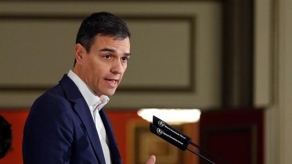 El secretario general del PSOE, Pedro Sánchez, durante su intervención en un desayuno informativo organizado por Nueva Economía Fórum, hoy en Madrid.-EFE / PACO CAMPOS