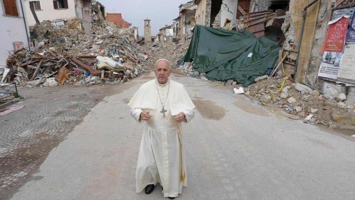 El Papa, en Amatrice.-EFE / OSSERVATORE ROMANO