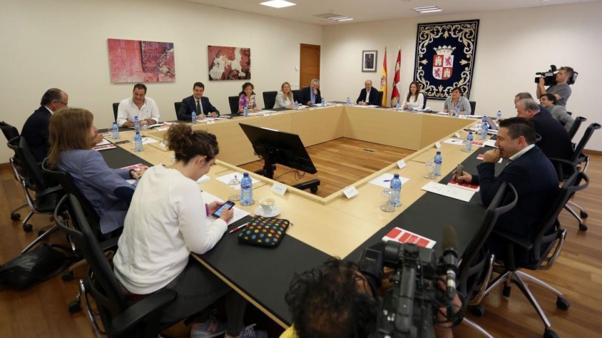 La presidenta del Parlamento autonómico, Silvia Clemente, preside la reunión de la Mesa y la Junta de Portavoces de las Cortes-ICAL