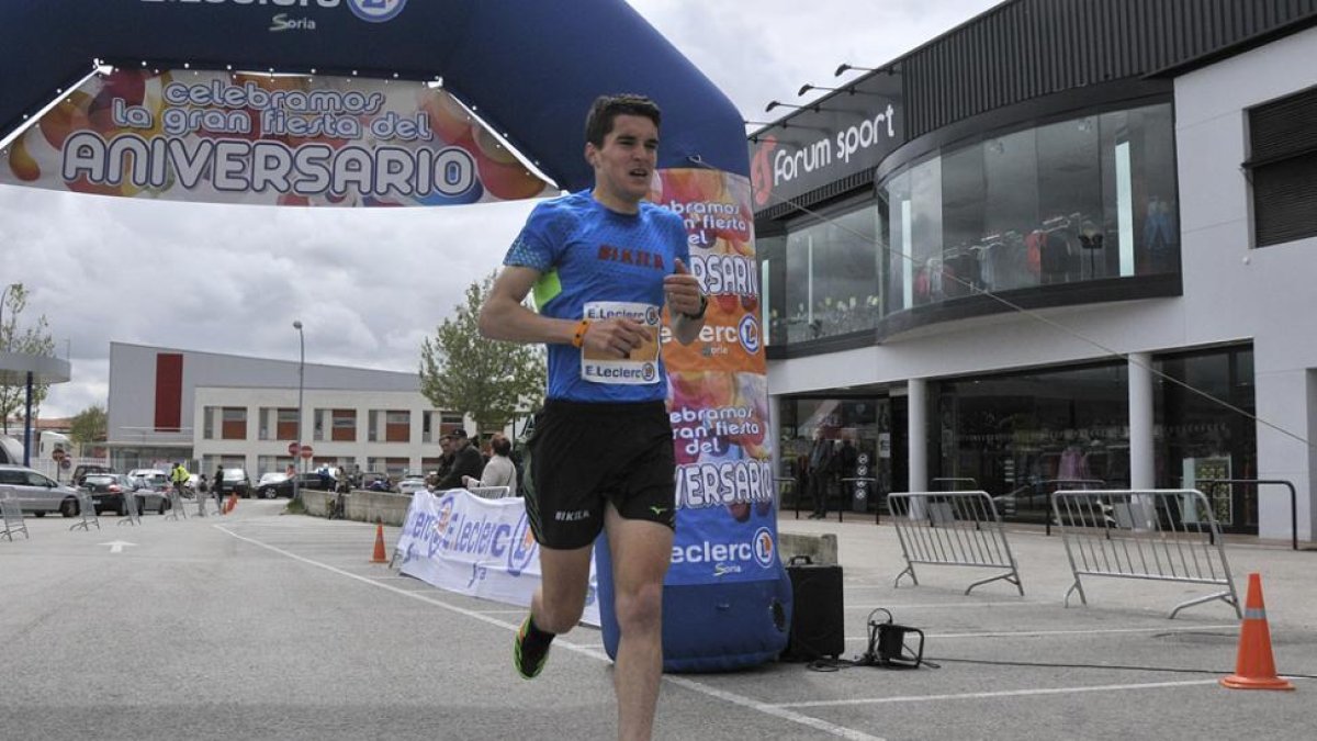 Daniel Mateo se adjudicó la tercera Carrera Solidaria E.Leclerc.-VALENTÍN GUISANDE