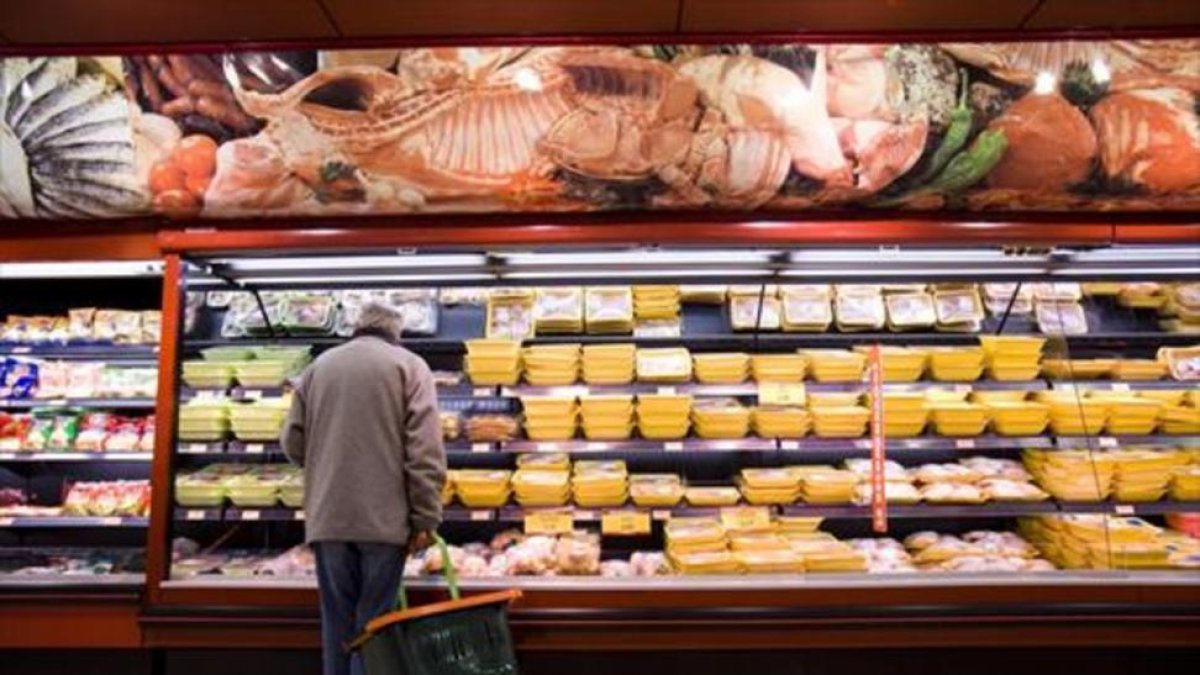 Un cliente en un supermercado.-FERRAN NADEU