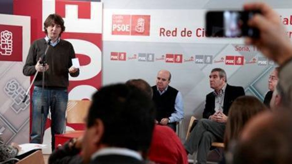 Carlos Martínez Mínguez durante la inauguración del Foro, junto a Gaspar Zarrías, Julio Villarrubia y Carlos Pérez. / DIEGO MAYOR-