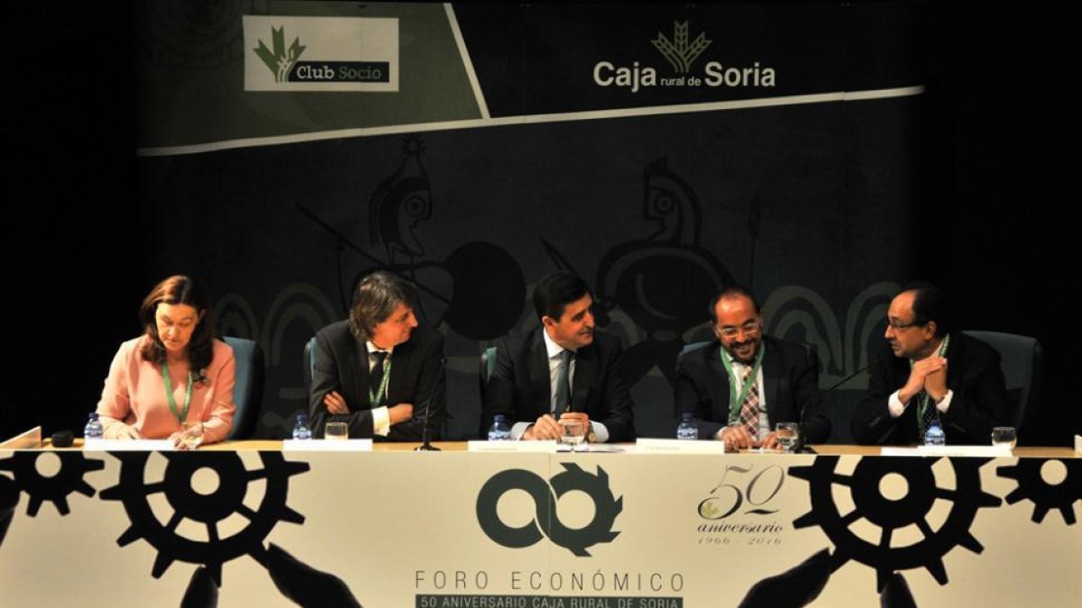 Un momento de la inauguración del Foro Económico, ayer, en el Centro Cultural Palacio de la Audiencia.-VALENTÍN GUISANDE