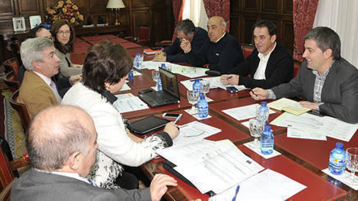 La Comisión de Seguimiento de la depuradora celebrada ayer en la Subdelegación. / VALENTÍN GUISANDE-