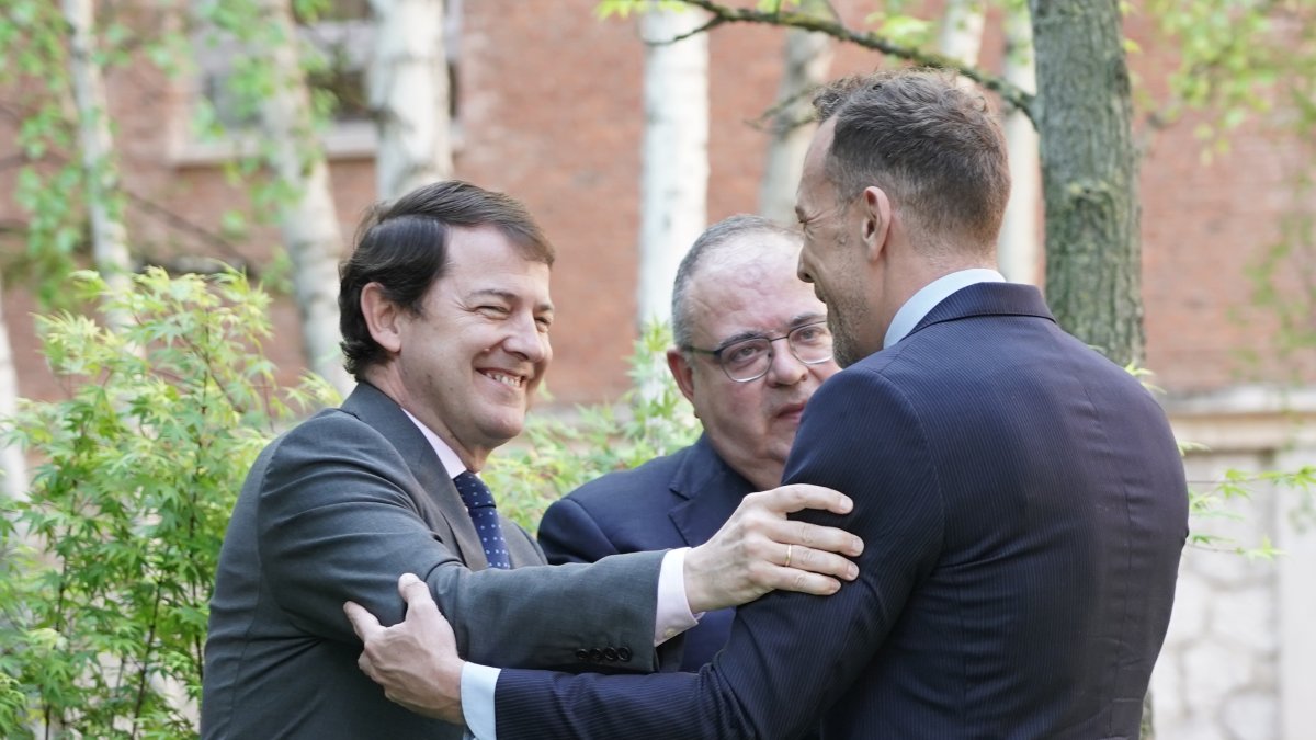 Mañueco felicitando al director del Gabinete del presidente.-ICAL