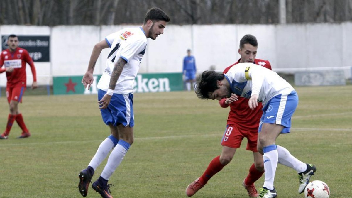 El Almazán ha levantado el vuelo en la tabla y ante el Tordesillas confirmó su mejoría.-Luis Ángel Tejedor