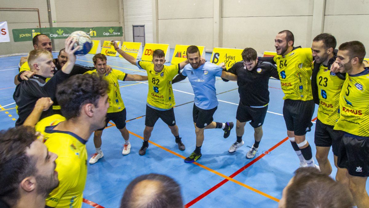 Los jugadores del BM Soria celebran la victoria en la Copa del Rey ante Guadalajara. MARIO TEJEDOR