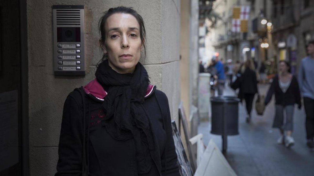 Zaida Elena, en el portal de la que durante ocho años ha sido su casa, en el carrer Rec Comtal de Barcelona.-FERRAN NADEU (EL PERIÓDICO)