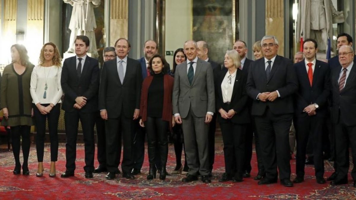 La vicepresidenta, Soraya Sáenz de Santamaría, con algunos de los consejeros autonómicos que han participado en la Conferencia de Asuntos Relacionados con la UE en el Senado.-CHEMA MOYA