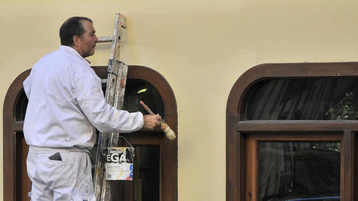 Un empleado realiza trabajos de pintura, en una imagen de archivo. / VALENTÍN GUISANDE-