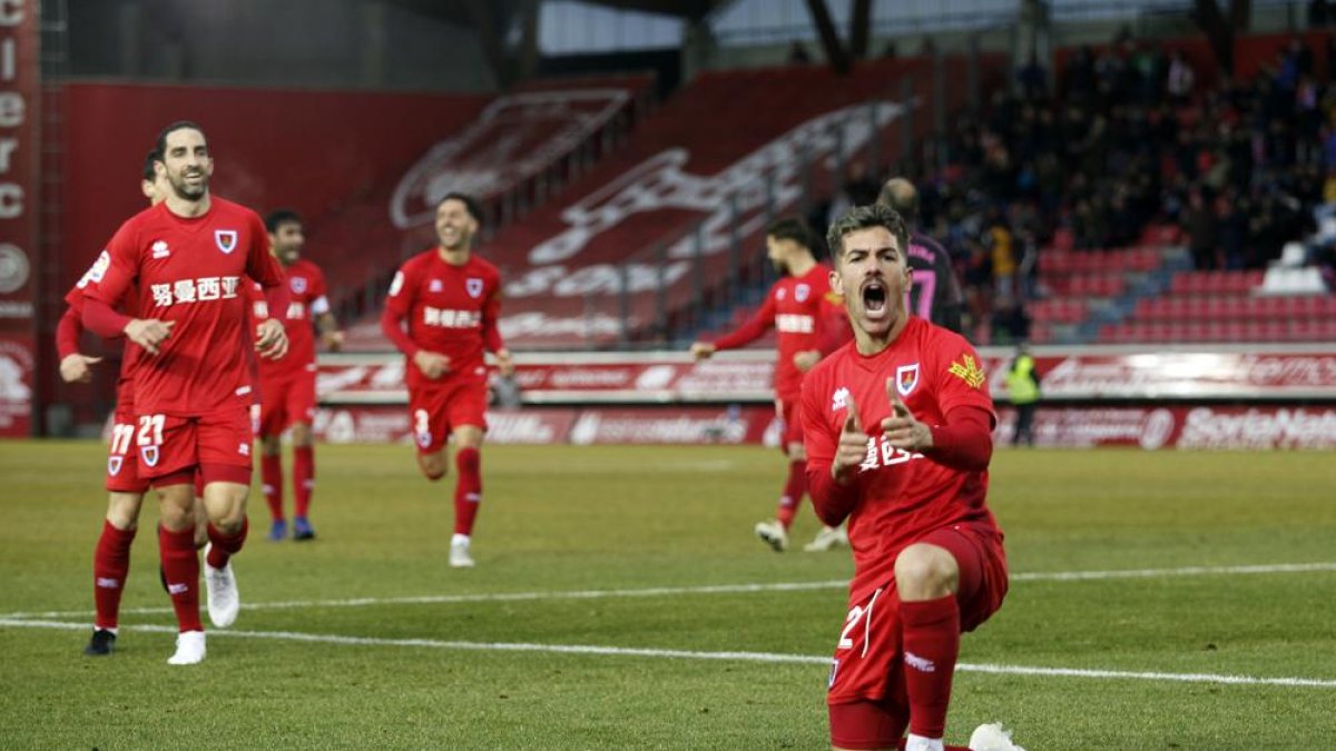 Curro celebra como un auténtico pistolero el 2-0 a favor del Numancia ante el Sporting.-Mario Tejedor