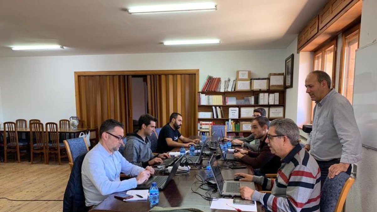 Alfonso Rubio, segundo por la izquierda, ayer junto a sus compañeros de DEYDE y el alcalde de Duruelo-HDS
