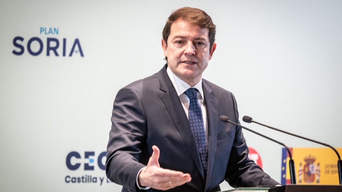 Alfonso Fernández Mañueco  durante una visita a Soria.-GONZALO MONTESEGURO