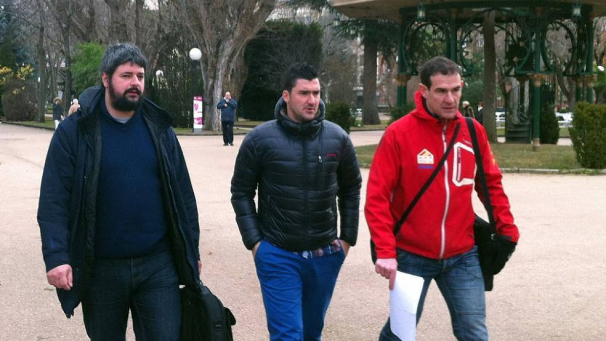 Miguel Fernández, Rubén Andrés y Amancio del Castillo en la visita de ayer.-FCYL Triatlón