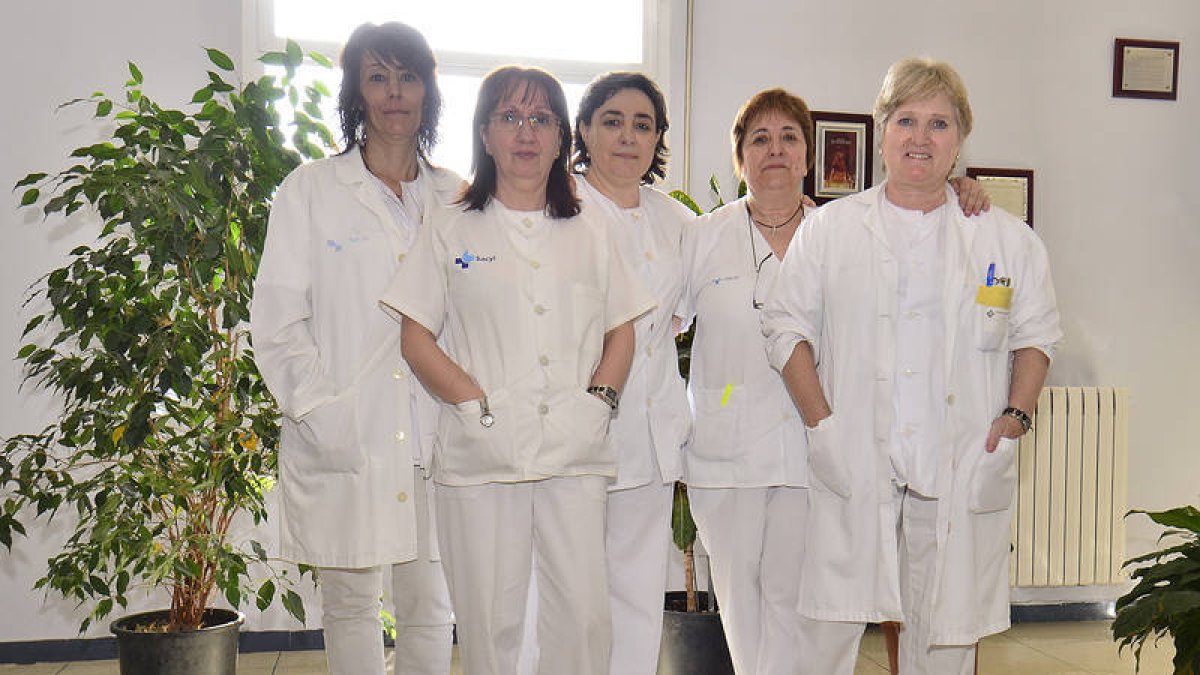 A la derecha, Teresa Martínez González, responsable del equipo de UCP junto a otras compañeras de la unidad. / ÁLVARO MARTÍNEZ-