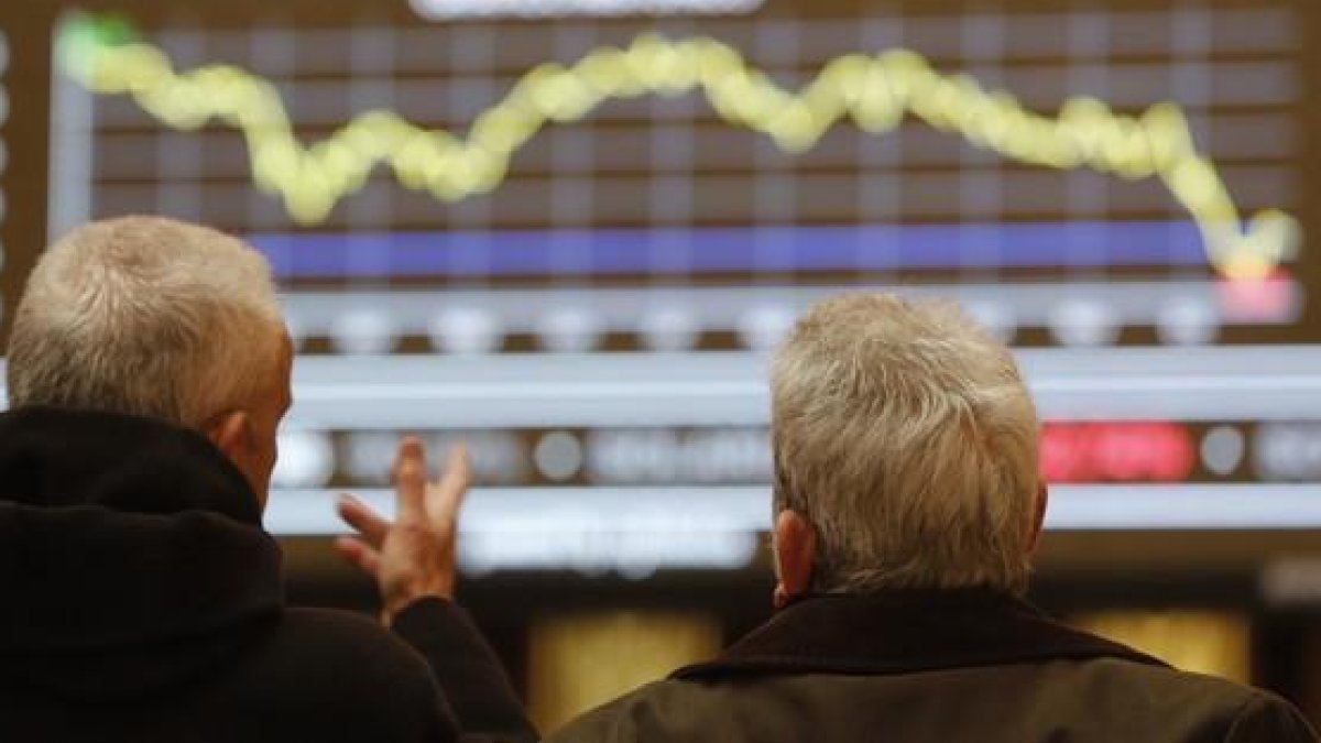Aspecto de la Bolsa de Madrid, con el IBEX cayendo, en una imagen de diciembre del 2014.-ARCHIVO / AGUSTÍN CATALÁN
