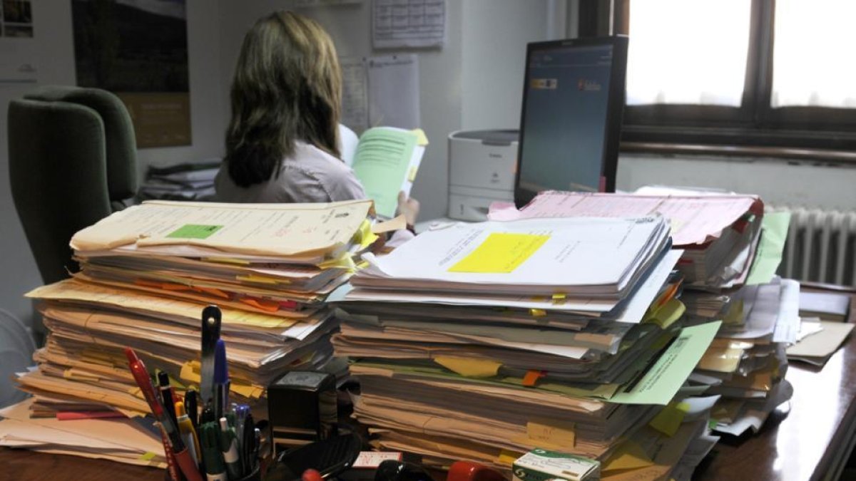 Montañas de expedientes en una dependencia judicial.-VALENTÍN GUISANDE