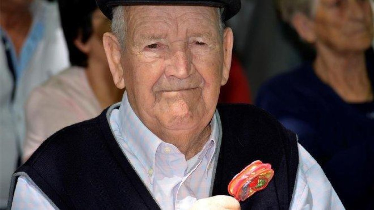 Martín Díaz, de 83 años, y su hermana Lucía, de 95, en el homehaje a su madre fusilada en 1936 en Palencia.-EFE / ÁLVAREZ