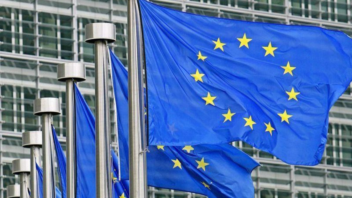 Banderas de la Unión Europea.-REUTERS / YVES HERMAN