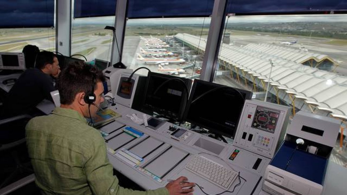 Controladores aéreos del aeropuerto de Barajas, en una imagen de archivo.-Foto: JOSÉ LUIS ROCA