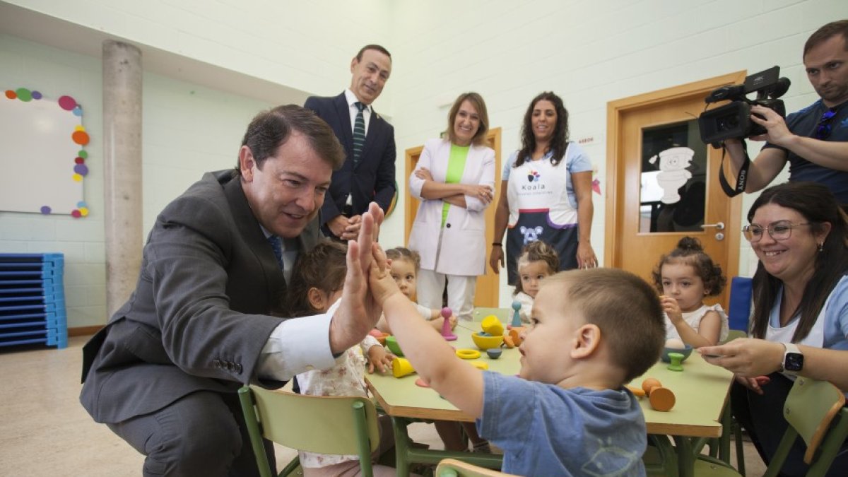 Mañueco saluda a un joven alumno en Carbajosa de la Sagrada, Salamanca. JESÚS FORMIGO-ICAL