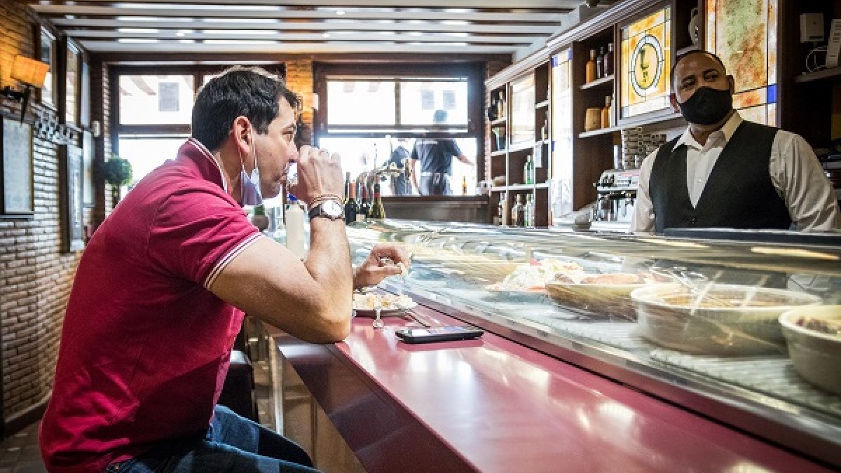 Un hombre almuerza en la barra de un establecimiento de la capital.  GONZALO MONTESEGURO