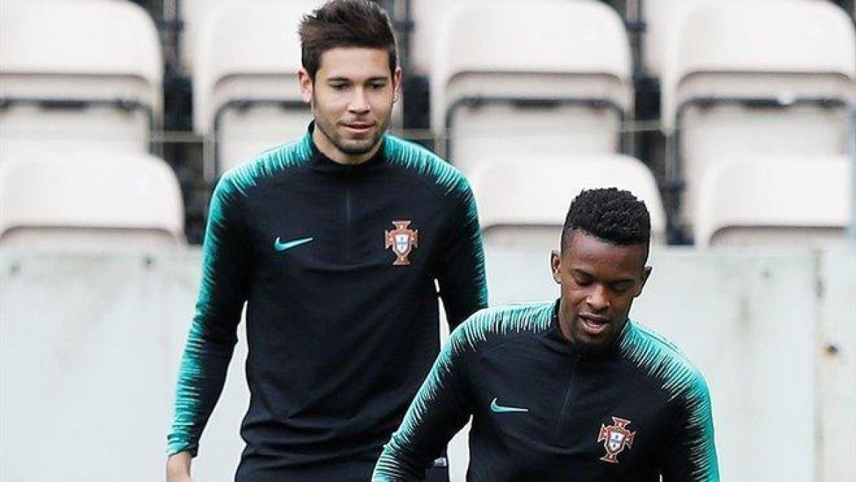 Guerreiro y Semedo, en un entrenamiento con la selección portuguesa previa a la Liga de las Naciones.-REUTERS / RAFAEL MARCHANTE