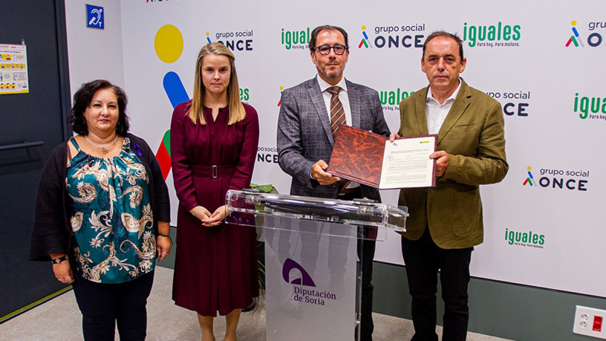 Firma del convenio entre la ONCE y Diputación. MARIO TEJEDOR