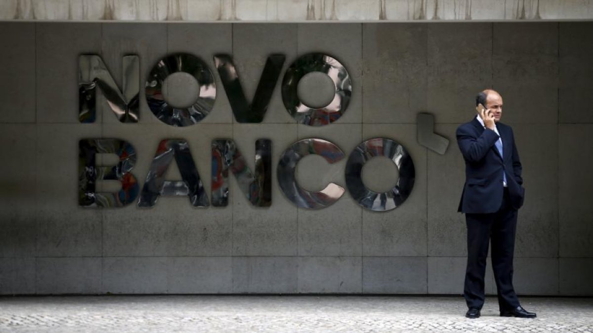 Un hombre habla por teléfono ante la sede de Novo Banco en Lisboa.-RAFAEL MARCHANTE (REUTERS)