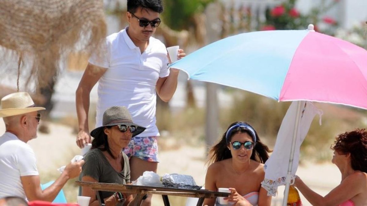 Paz Padilla, con sombrero, de pícnic en las playas de Cádiz-GTRES