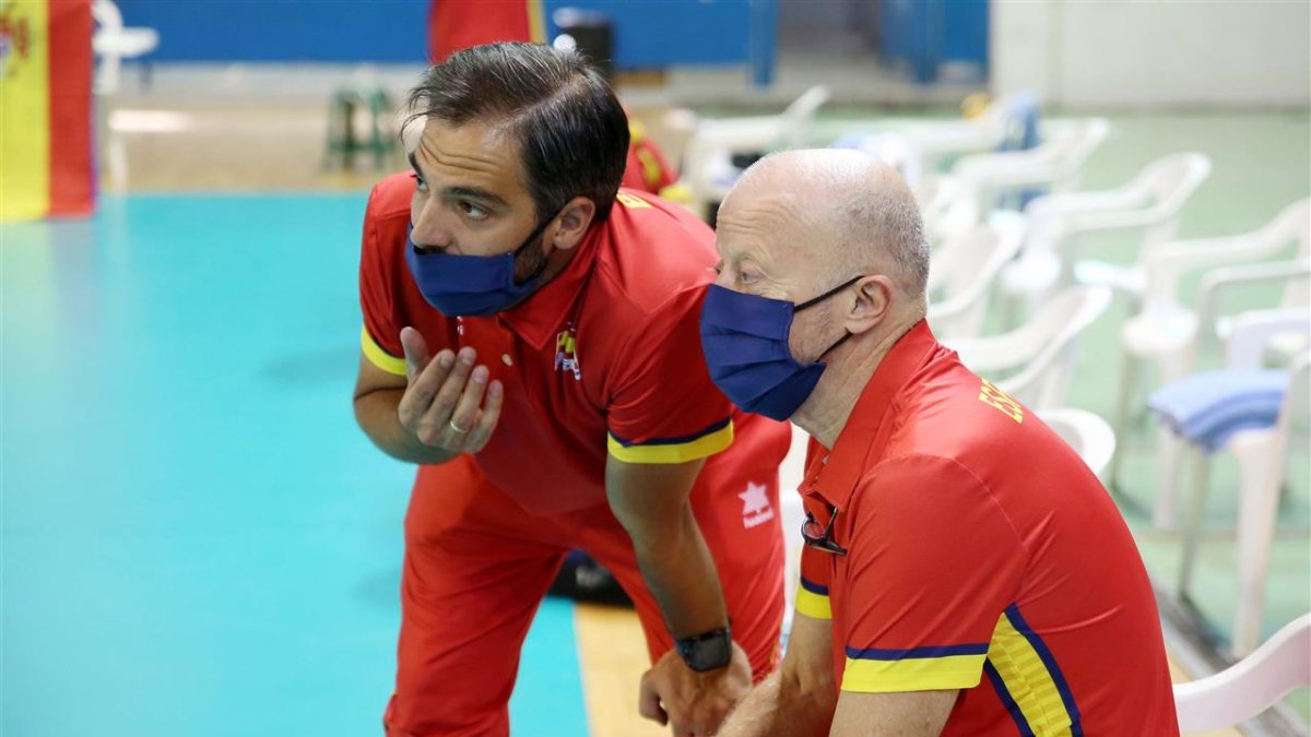 Miguel Rivera, de pie, junto a su antecesor en el cargo, Ricardo Maldonado. HDS