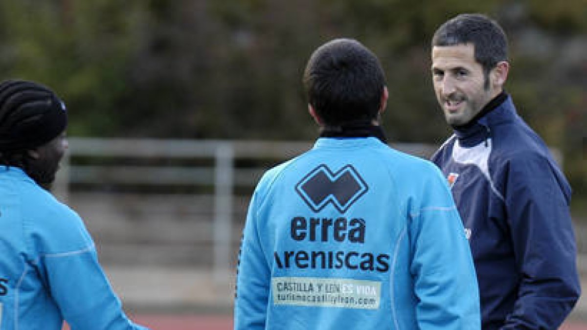 El capitán del Numancia, Txomin Nagore, durante el regreso del equipo al trabajo el pasado lunes. / ÁLVARO MARTÍNEZ-