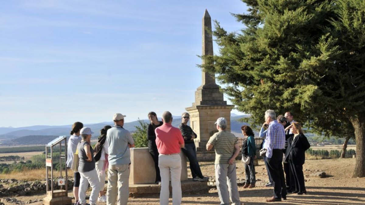 Turistas en el yacimiento de Numancia.-VALENTÍN GUISANDE